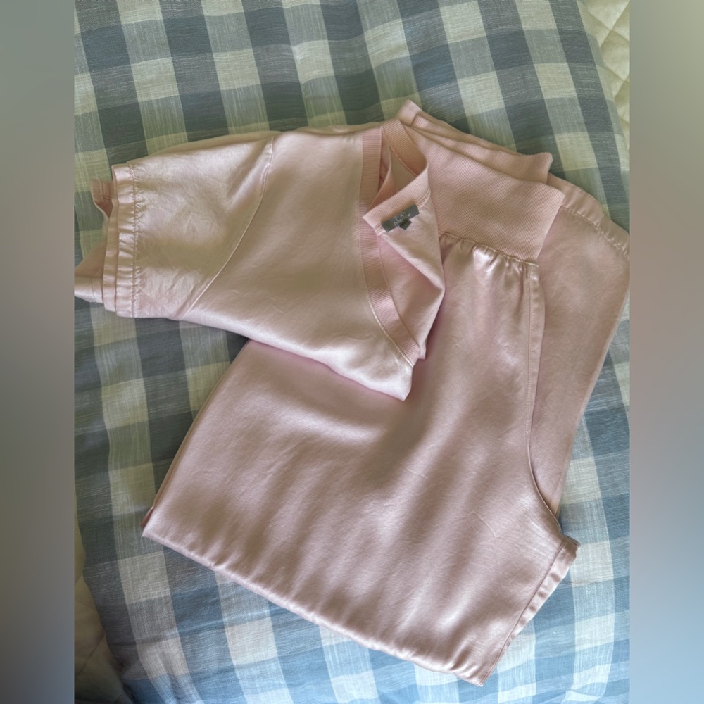PJ Harlow pink washable silk blend pajama set. Large top X-Large cropped bottoms